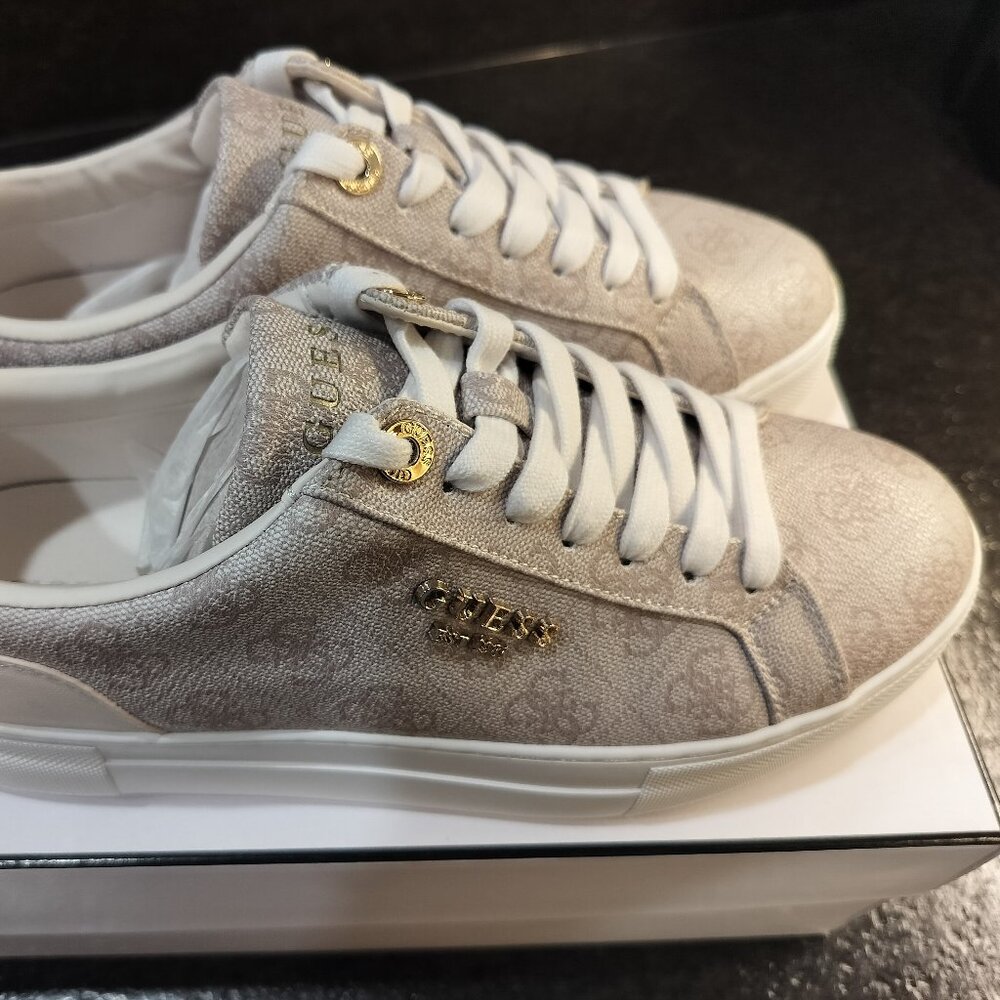 Guess Women's Genza sneaker Ivory US 9.5 new in box